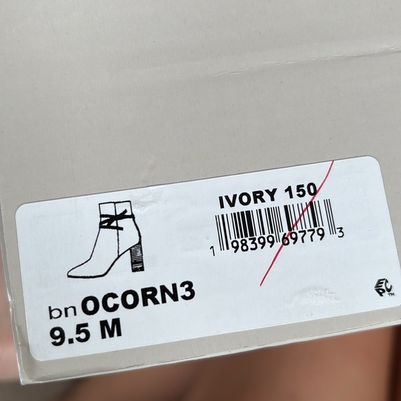 Brand New Bandolino Ivory Stacked Heeled Ankle Boots Bow Wrapped Strap - Picture 15 of 16